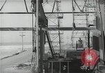 Immagine di Olio derricks Huntington Beach California USA, 1938, secondo 53 filmato di repertorio 65675037514