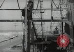 Immagine di Olio derricks Huntington Beach California USA, 1938, secondo 54 filmato di repertorio 65675037514
