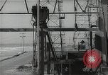 Immagine di Olio derricks Huntington Beach California USA, 1938, secondo 55 filmato di repertorio 65675037514