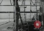 Immagine di Olio derricks Huntington Beach California USA, 1938, secondo 56 filmato di repertorio 65675037514