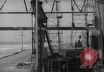 Immagine di Olio derricks Huntington Beach California USA, 1938, secondo 57 filmato di repertorio 65675037514
