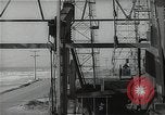 Immagine di Olio derricks Huntington Beach California USA, 1938, secondo 58 filmato di repertorio 65675037514