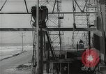 Immagine di Olio derricks Huntington Beach California USA, 1938, secondo 59 filmato di repertorio 65675037514