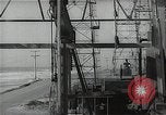 Immagine di Olio derricks Huntington Beach California USA, 1938, secondo 60 filmato di repertorio 65675037514