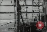 Immagine di Olio derricks Huntington Beach California USA, 1938, secondo 61 filmato di repertorio 65675037514