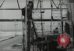 Immagine di Olio derricks Huntington Beach California USA, 1938, secondo 62 filmato di repertorio 65675037514
