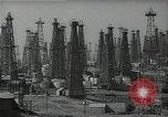 Standbild Öl Kräne Huntington Beach California USA, 1938, aus Sekunde 19 historischem Filmmaterial Videoclip 65675037515