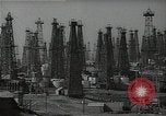 Standbild Öl Kräne Huntington Beach California USA, 1938, aus Sekunde 26 historischem Filmmaterial Videoclip 65675037515