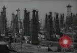 Standbild Öl Kräne Huntington Beach California USA, 1938, aus Sekunde 31 historischem Filmmaterial Videoclip 65675037515