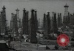 Standbild Öl Kräne Huntington Beach California USA, 1938, aus Sekunde 32 historischem Filmmaterial Videoclip 65675037515