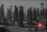 Standbild Öl Kräne Huntington Beach California USA, 1938, aus Sekunde 33 historischem Filmmaterial Videoclip 65675037515