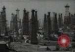 Standbild Öl Kräne Huntington Beach California USA, 1938, aus Sekunde 34 historischem Filmmaterial Videoclip 65675037515