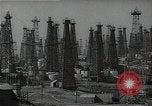 Standbild Öl Kräne Huntington Beach California USA, 1938, aus Sekunde 37 historischem Filmmaterial Videoclip 65675037515