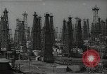 Standbild Öl Kräne Huntington Beach California USA, 1938, aus Sekunde 38 historischem Filmmaterial Videoclip 65675037515