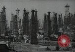 Standbild Öl Kräne Huntington Beach California USA, 1938, aus Sekunde 40 historischem Filmmaterial Videoclip 65675037515