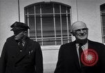 Image Warden et Officersl Alcatraz island California USA, 1947, de la seconde 6 séquences d'archives historiques vidéo 65675037522