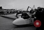 Image Le prince Philip duc d'Édimbourg au British National planeur Championships Hampshire Angleterre, 1967, de la seconde 7 séquences d'archives historiques vidéo 65675037537