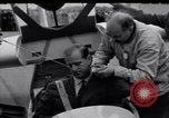 Image Le prince Philip duc d'Édimbourg au British National planeur Championships Hampshire Angleterre, 1967, de la seconde 8 séquences d'archives historiques vidéo 65675037537