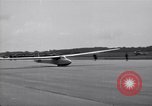 Image Le prince Philip duc d'Édimbourg au British National planeur Championships Hampshire Angleterre, 1967, de la seconde 11 séquences d'archives historiques vidéo 65675037537