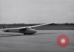 Image Le prince Philip duc d'Édimbourg au British National planeur Championships Hampshire Angleterre, 1967, de la seconde 12 séquences d'archives historiques vidéo 65675037537