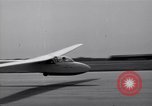 Image Le prince Philip duc d'Édimbourg au British National planeur Championships Hampshire Angleterre, 1967, de la seconde 13 séquences d'archives historiques vidéo 65675037537