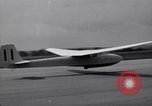 Image Le prince Philip duc d'Édimbourg au British National planeur Championships Hampshire Angleterre, 1967, de la seconde 14 séquences d'archives historiques vidéo 65675037537