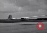 Image Le prince Philip duc d'Édimbourg au British National planeur Championships Hampshire Angleterre, 1967, de la seconde 15 séquences d'archives historiques vidéo 65675037537