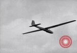 Image Le prince Philip duc d'Édimbourg au British National planeur Championships Hampshire Angleterre, 1967, de la seconde 23 séquences d'archives historiques vidéo 65675037537