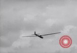 Image Le prince Philip duc d'Édimbourg au British National planeur Championships Hampshire Angleterre, 1967, de la seconde 24 séquences d'archives historiques vidéo 65675037537