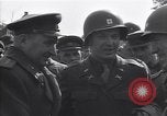 Image Le Lieutenant-général Courtney H Hodges Torgau Allemagne, 1945, de la seconde 19 séquences d'archives historiques vidéo 65675037538