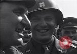 Image Le Lieutenant-général Courtney H Hodges Torgau Allemagne, 1945, de la seconde 32 séquences d'archives historiques vidéo 65675037538