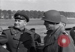 Image Le Lieutenant-général Courtney H Hodges Torgau Allemagne, 1945, de la seconde 35 séquences d'archives historiques vidéo 65675037538