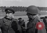 Image Le Lieutenant-général Courtney H Hodges Torgau Allemagne, 1945, de la seconde 37 séquences d'archives historiques vidéo 65675037538