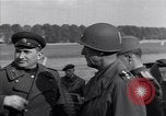 Image Le Lieutenant-général Courtney H Hodges Torgau Allemagne, 1945, de la seconde 38 séquences d'archives historiques vidéo 65675037538