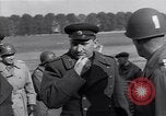 Image Le Lieutenant-général Courtney H Hodges Torgau Allemagne, 1945, de la seconde 40 séquences d'archives historiques vidéo 65675037538