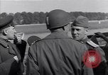 Image Le Lieutenant-général Courtney H Hodges Torgau Allemagne, 1945, de la seconde 44 séquences d'archives historiques vidéo 65675037538