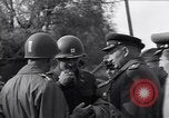 Image Le Lieutenant-général Courtney H Hodges Torgau Allemagne, 1945, de la seconde 55 séquences d'archives historiques vidéo 65675037538
