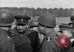 Image Le Lieutenant-général Courtney H Hodges Torgau Allemagne, 1945, de la seconde 60 séquences d'archives historiques vidéo 65675037538
