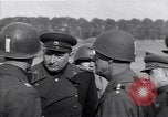 Image Le Lieutenant-général Courtney H Hodges Torgau Allemagne, 1945, de la seconde 61 séquences d'archives historiques vidéo 65675037538