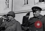 Image général Courtney Hodges Torgau Allemagne, 1945, de la seconde 50 séquences d'archives historiques vidéo 65675037539