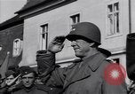 Image général Courtney Hodges Torgau Allemagne, 1945, de la seconde 52 séquences d'archives historiques vidéo 65675037539
