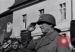 Image général Courtney Hodges Torgau Allemagne, 1945, de la seconde 54 séquences d'archives historiques vidéo 65675037539