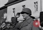 Image général Courtney Hodges Torgau Allemagne, 1945, de la seconde 56 séquences d'archives historiques vidéo 65675037539