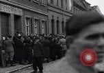 Immagine di Civili tedesco Delitzsch Germania, 1945, secondo 26 filmato di repertorio 65675037544