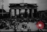 Standbild Arbeitnehmer Proteste Berlin Deutschland, 1953, aus Sekunde 5 historischem Filmmaterial Videoclip 65675037557
