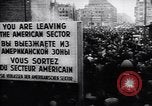 Standbild Arbeitnehmer Proteste Berlin Deutschland, 1953, aus Sekunde 16 historischem Filmmaterial Videoclip 65675037557