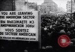 Standbild Arbeitnehmer Proteste Berlin Deutschland, 1953, aus Sekunde 17 historischem Filmmaterial Videoclip 65675037557