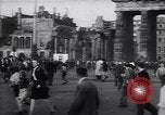 Standbild Arbeitnehmer Proteste Berlin Deutschland, 1953, aus Sekunde 26 historischem Filmmaterial Videoclip 65675037557