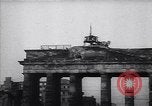 Standbild Arbeitnehmer Proteste Berlin Deutschland, 1953, aus Sekunde 27 historischem Filmmaterial Videoclip 65675037557