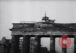 Standbild Arbeitnehmer Proteste Berlin Deutschland, 1953, aus Sekunde 28 historischem Filmmaterial Videoclip 65675037557